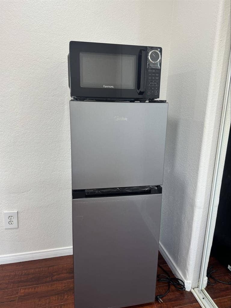 1 Nice bedroom available moving in