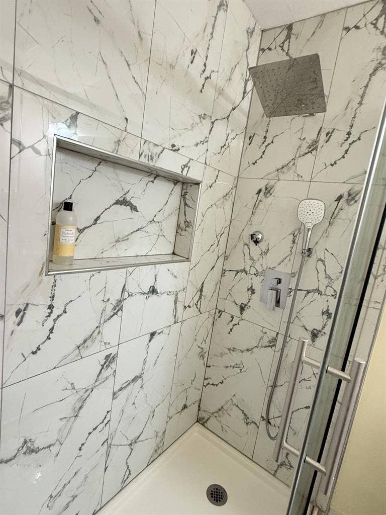 1 Nice bedroom available moving in