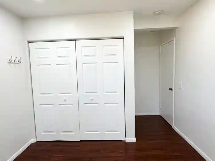 1 Nice bedroom available moving in