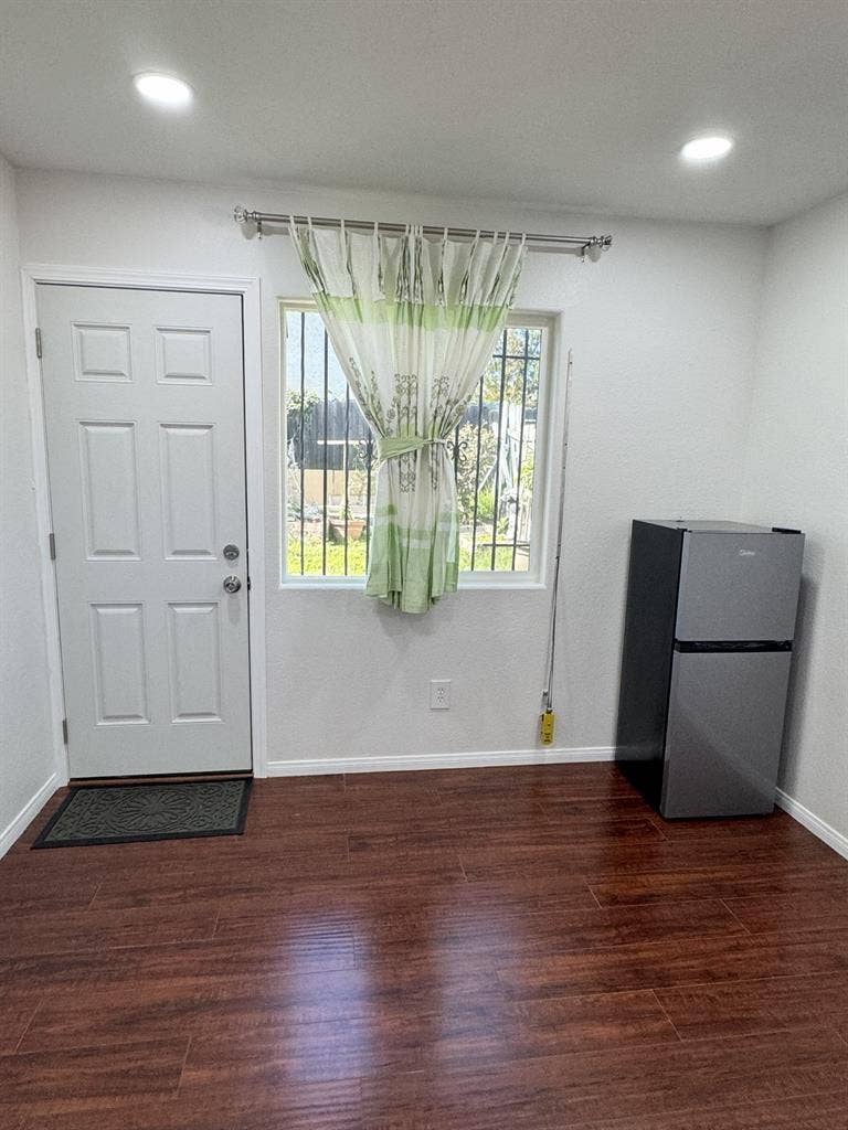 1 Nice bedroom available moving in