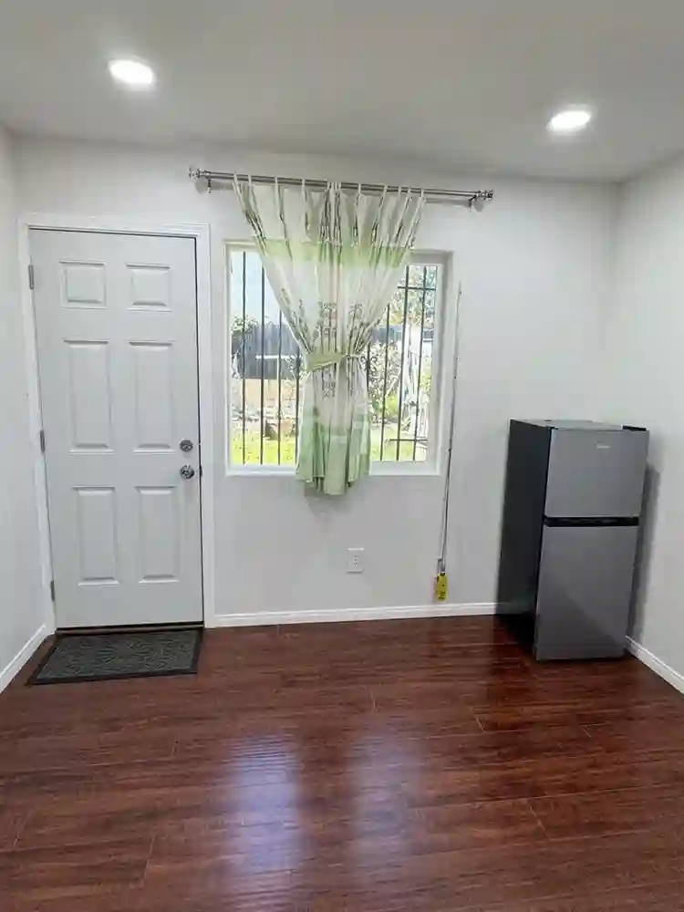 1 Nice bedroom available moving in