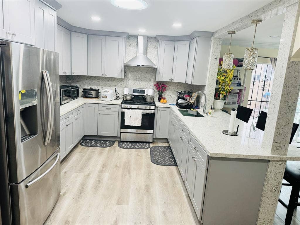 1 Nice bedroom available moving in