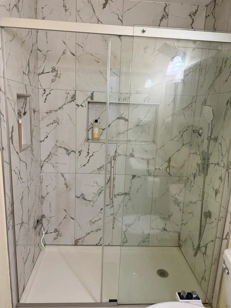 1 Nice bedroom available moving in