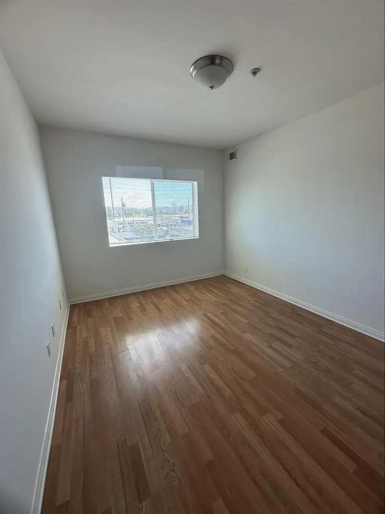 Two Rooms available in Van Nuys