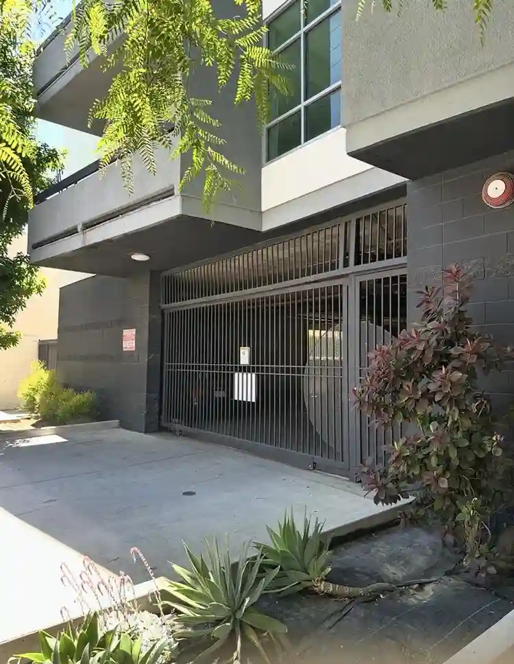 Two Rooms available in Van Nuys