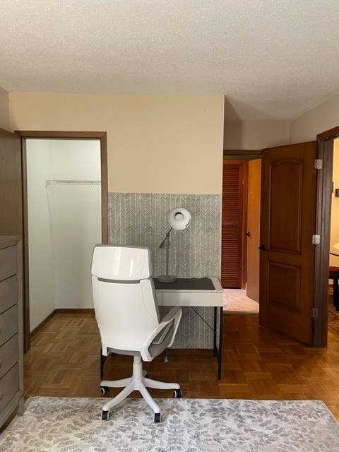 Looking for a male roommate