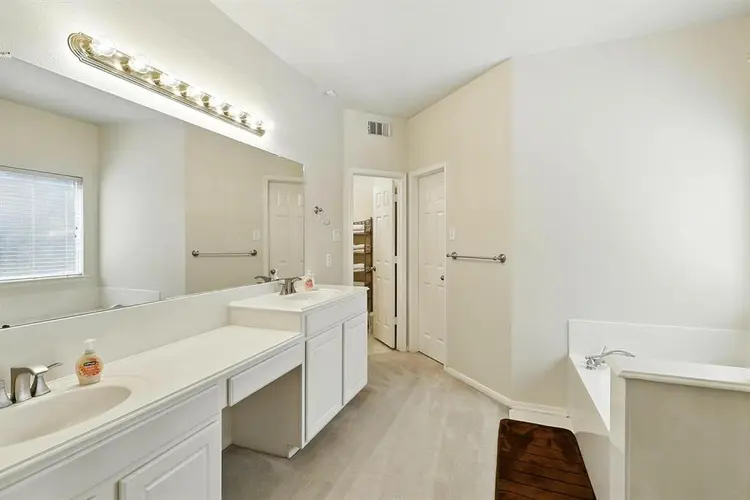 Master bedroom for rent
