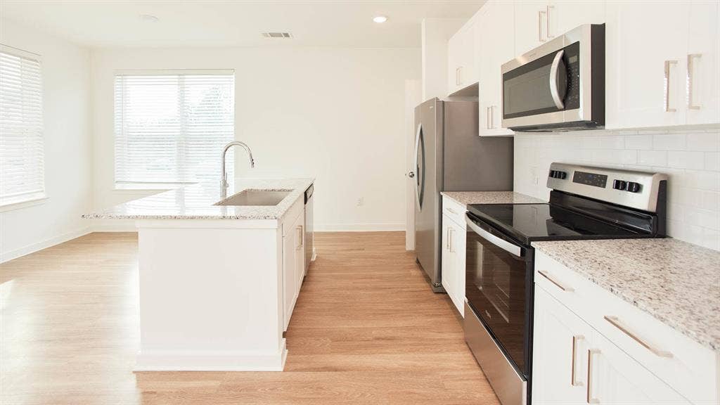 PRIVATE MASTER BR NOVEMBER MOVE-IN