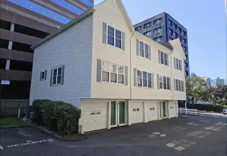 Private room in townhouse, downtown