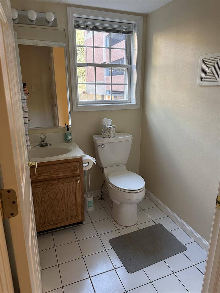 Private room in townhouse, downtown
