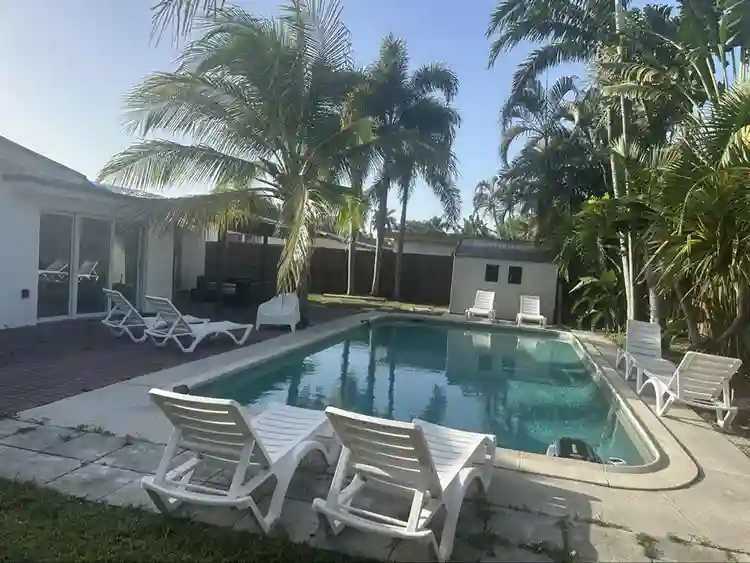 2 Private Rooms + Pool by Wilton