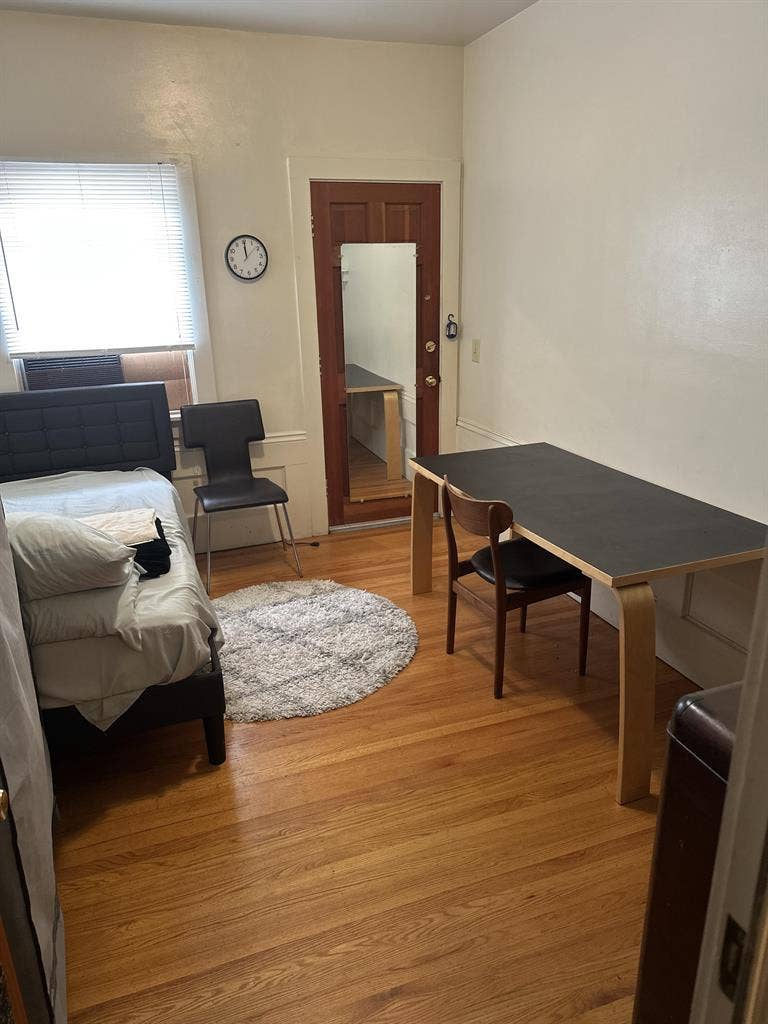 FURNISHED-1 Bed SF, - $900 per mo