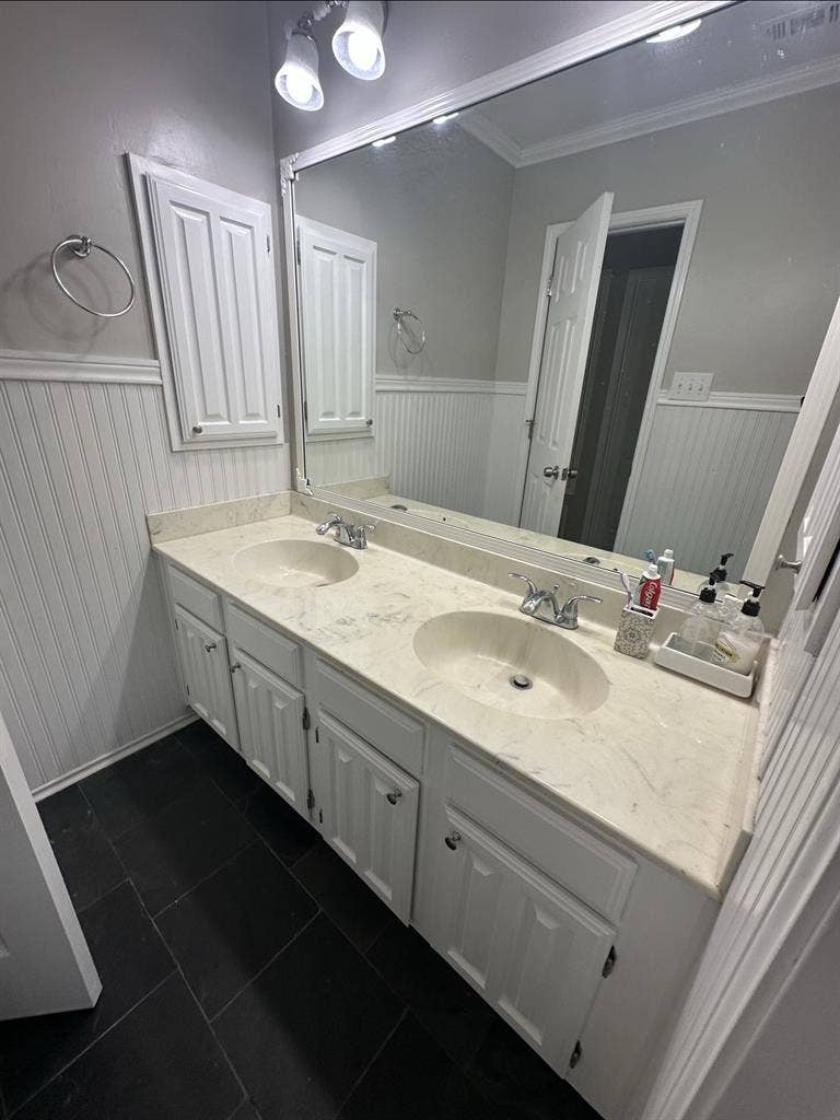 1 roommate with 2 rooms to use