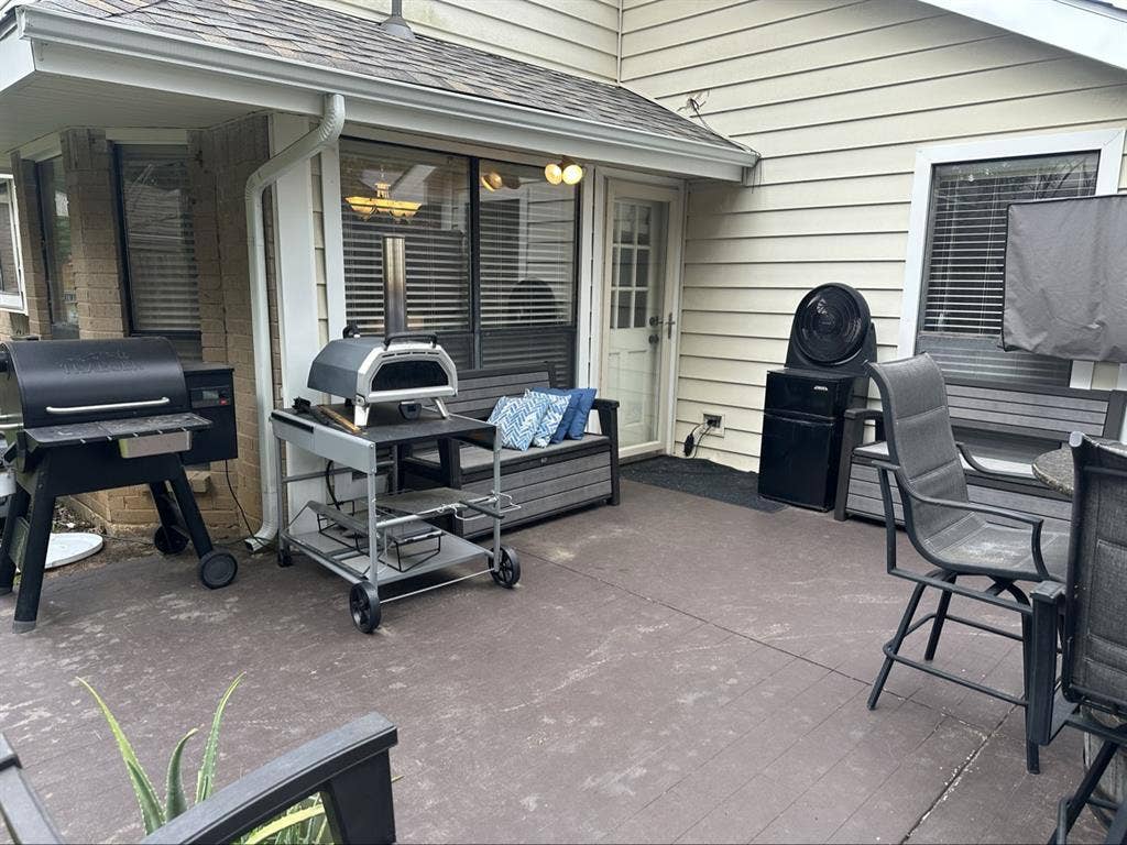 1 roommate with 2 rooms to use
