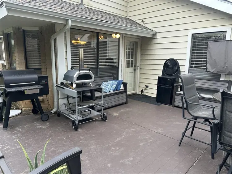 1 roommate with 2 rooms to use