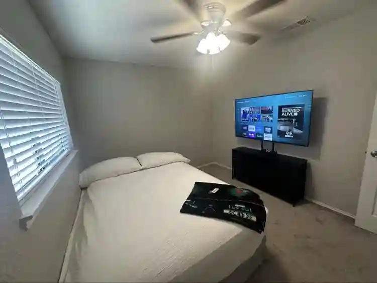 1 roommate with 2 rooms to use
