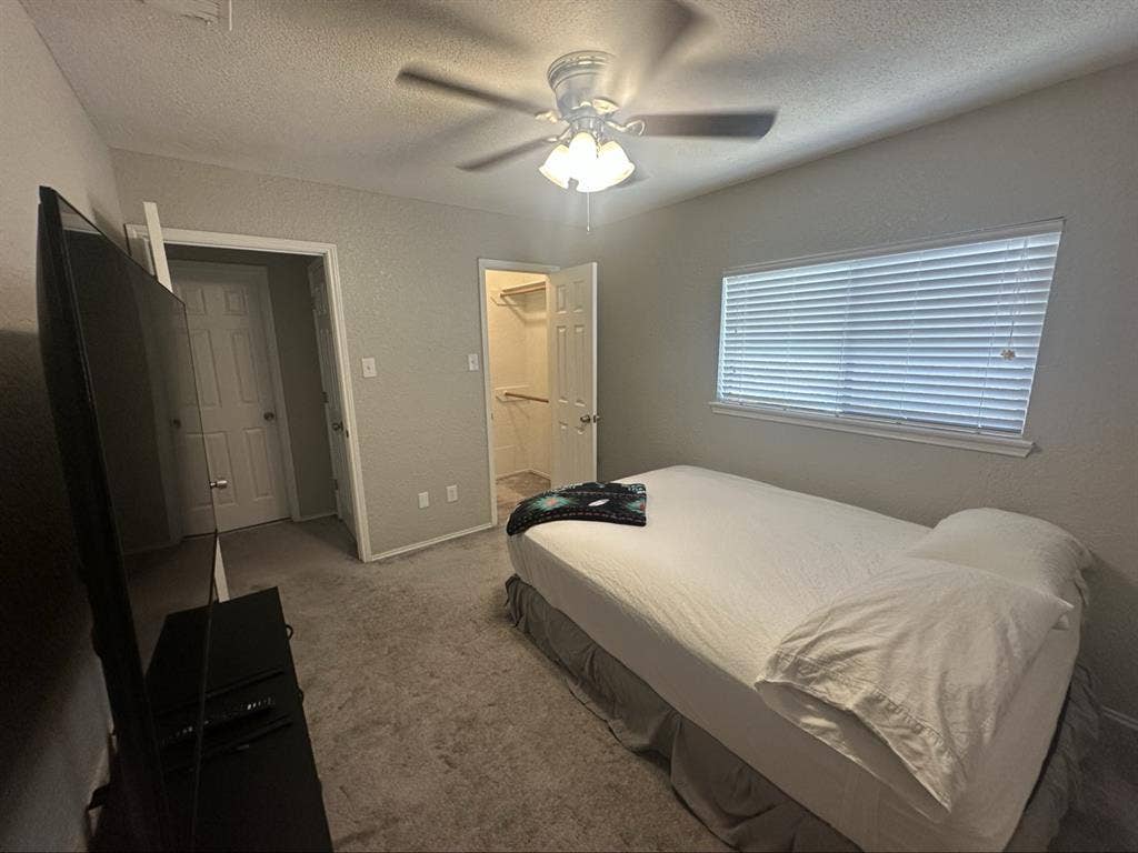 1 roommate with 2 rooms to use
