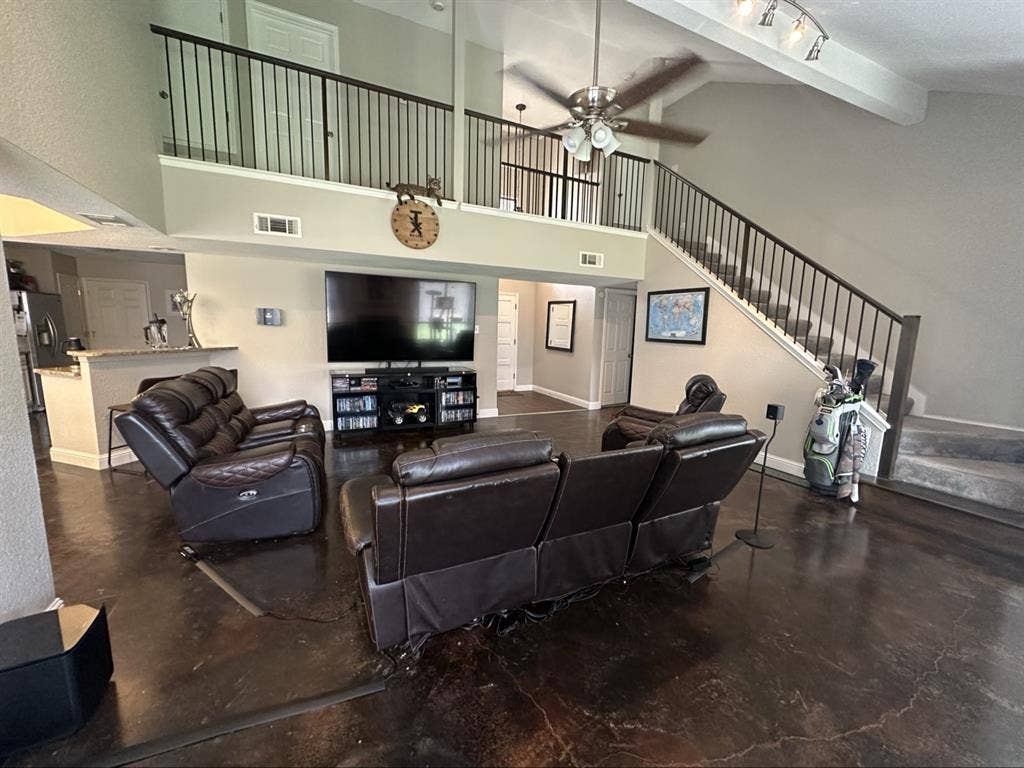 1 roommate with 2 rooms to use