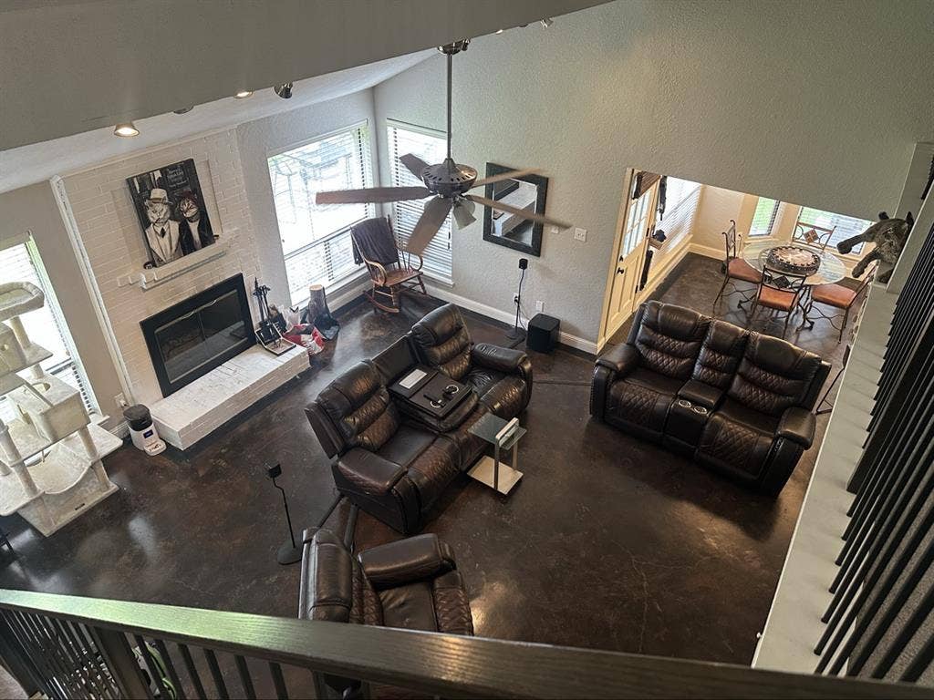 1 roommate with 2 rooms to use