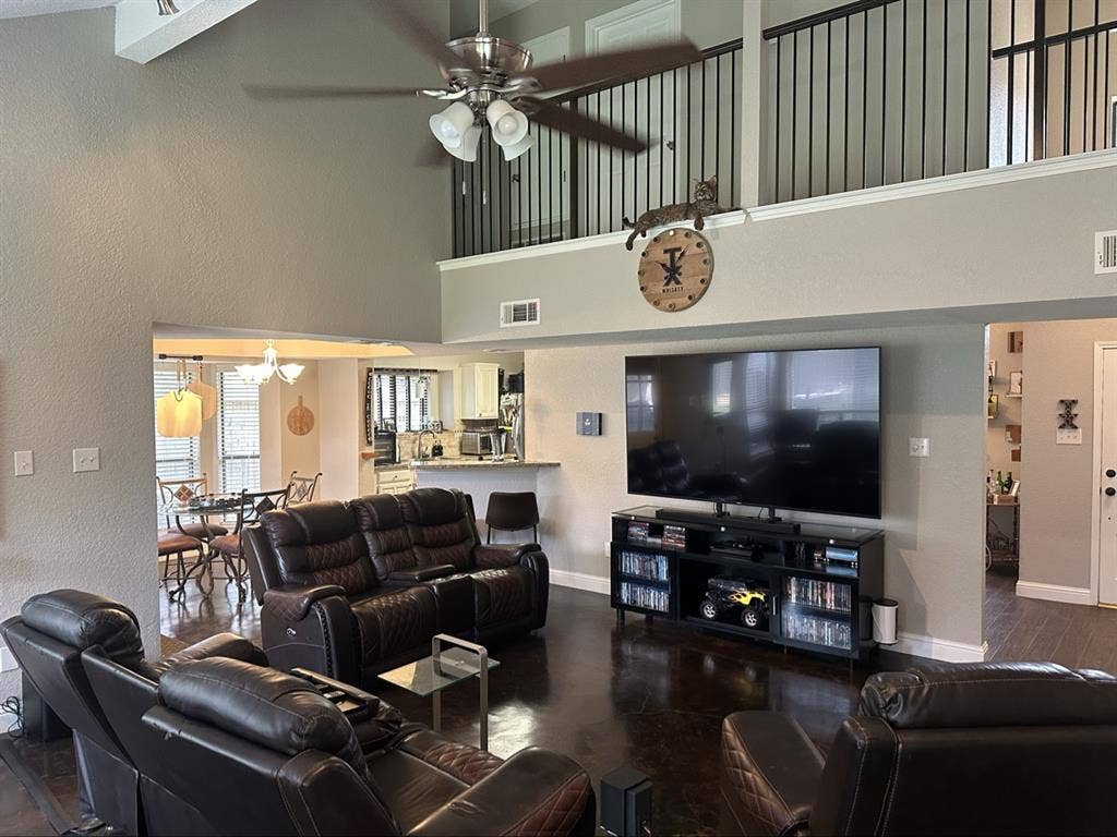 1 roommate with 2 rooms to use