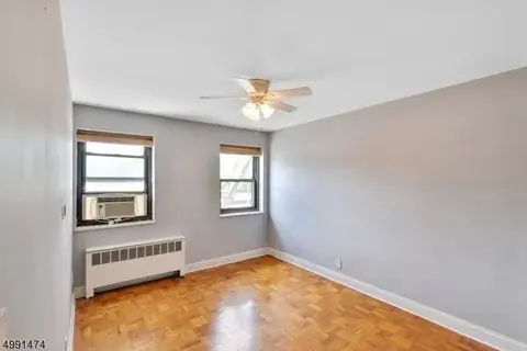 Private Room in 2BR/1BA - Fort Lee