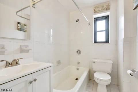 Private Room in 2BR/1BA - Fort Lee