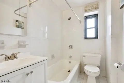 Private Room in 2BR/1BA - Fort Lee