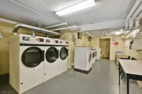 Private Room in 2BR/1BA - Fort Lee