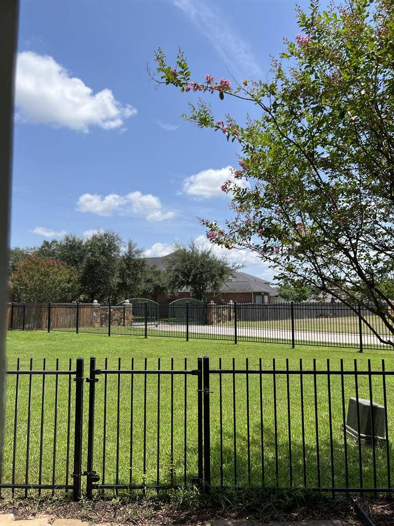 Beautiful Gated Townhome-77379