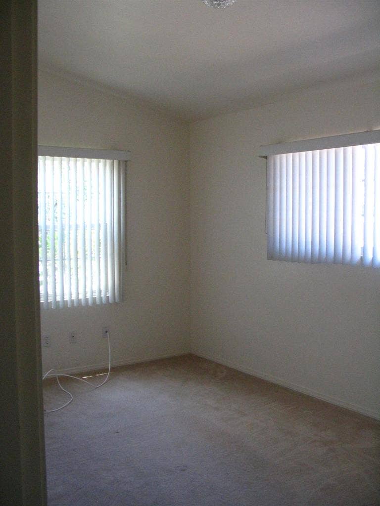 October room - $250/wk or $900/mo