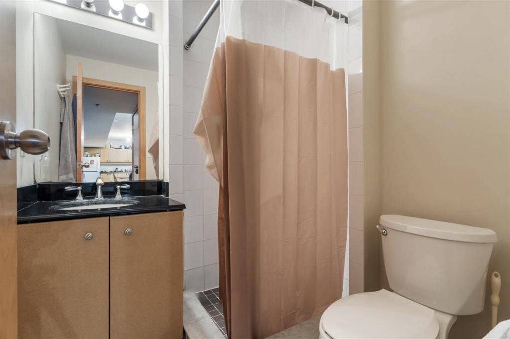 Looking for 2 roommates