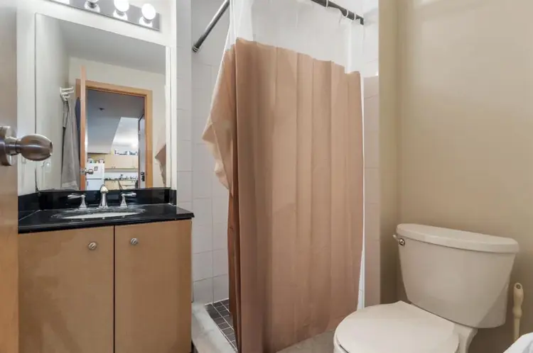 Looking for 2 roommates