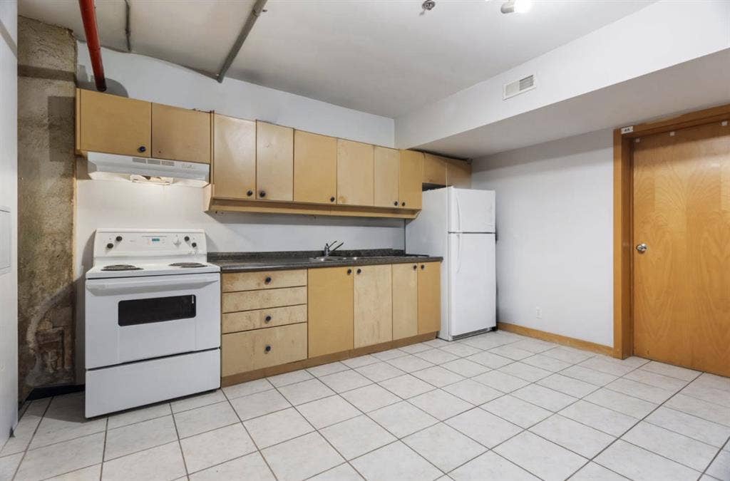 Looking for 2 roommates