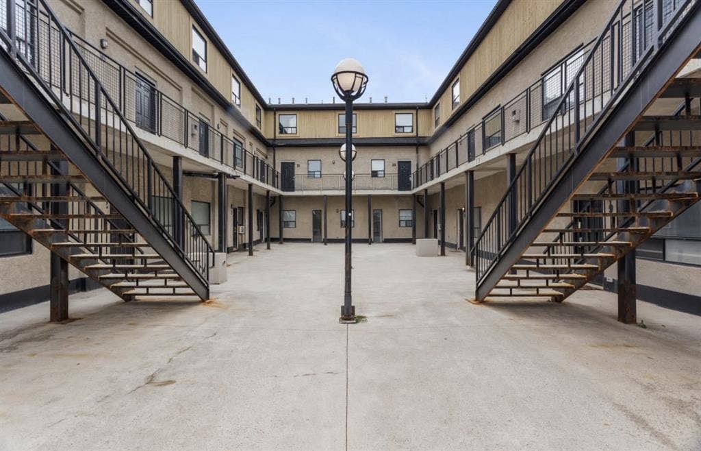 Looking for 2 roommates