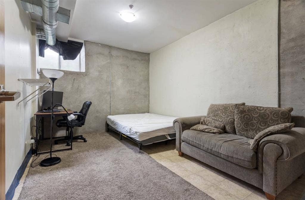 Looking for 2 roommates