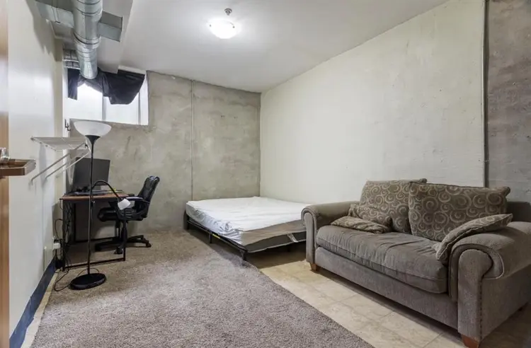 Looking for 2 roommates
