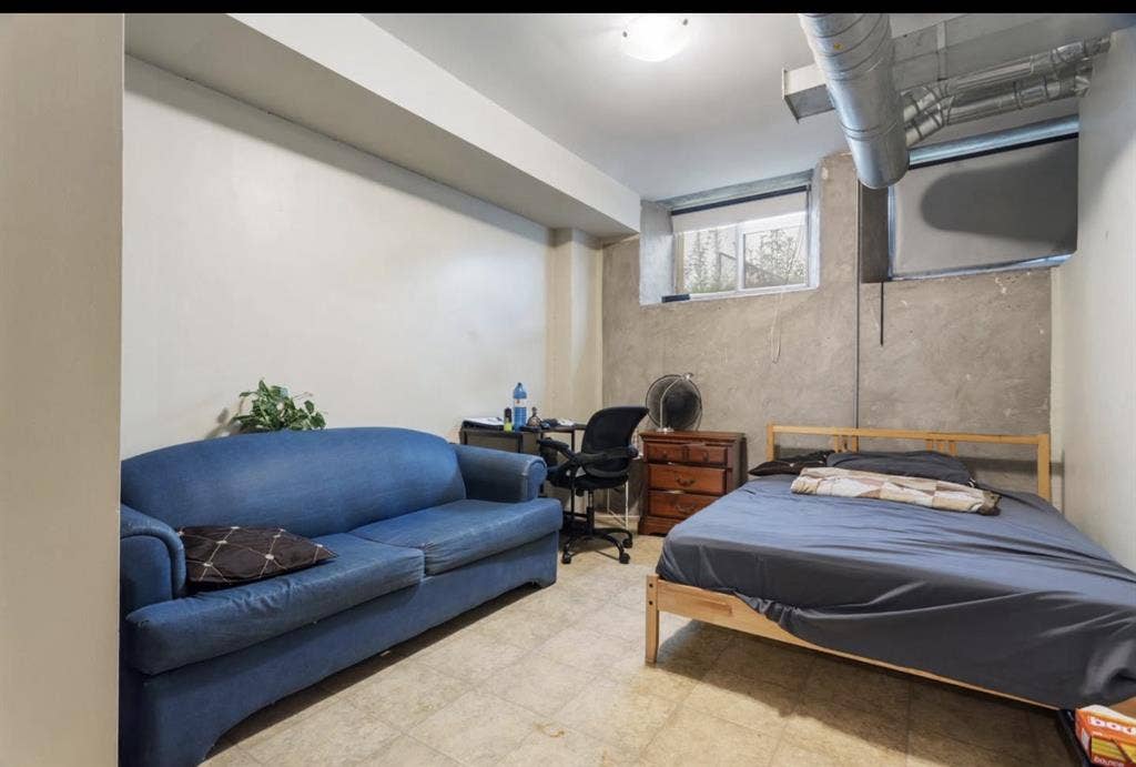 Looking for 2 roommates