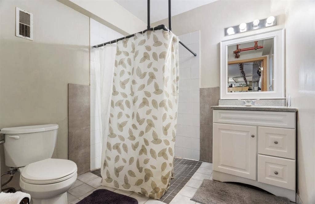 Looking for 2 roommates