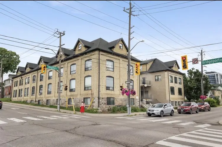 Looking for 2 roommates