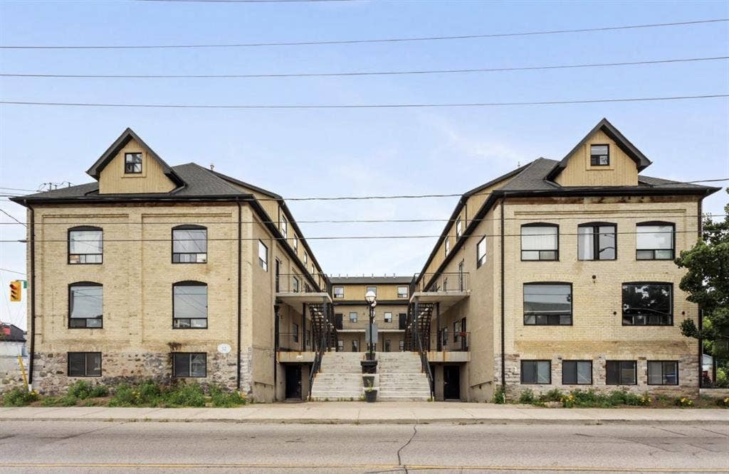 Looking for 2 roommates