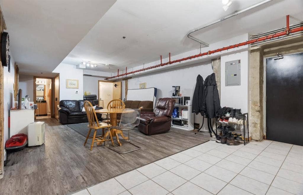 Looking for 2 roommates