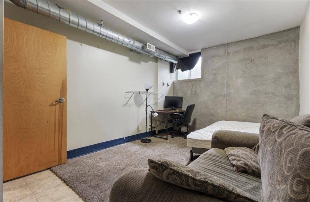 Looking for 2 roommates