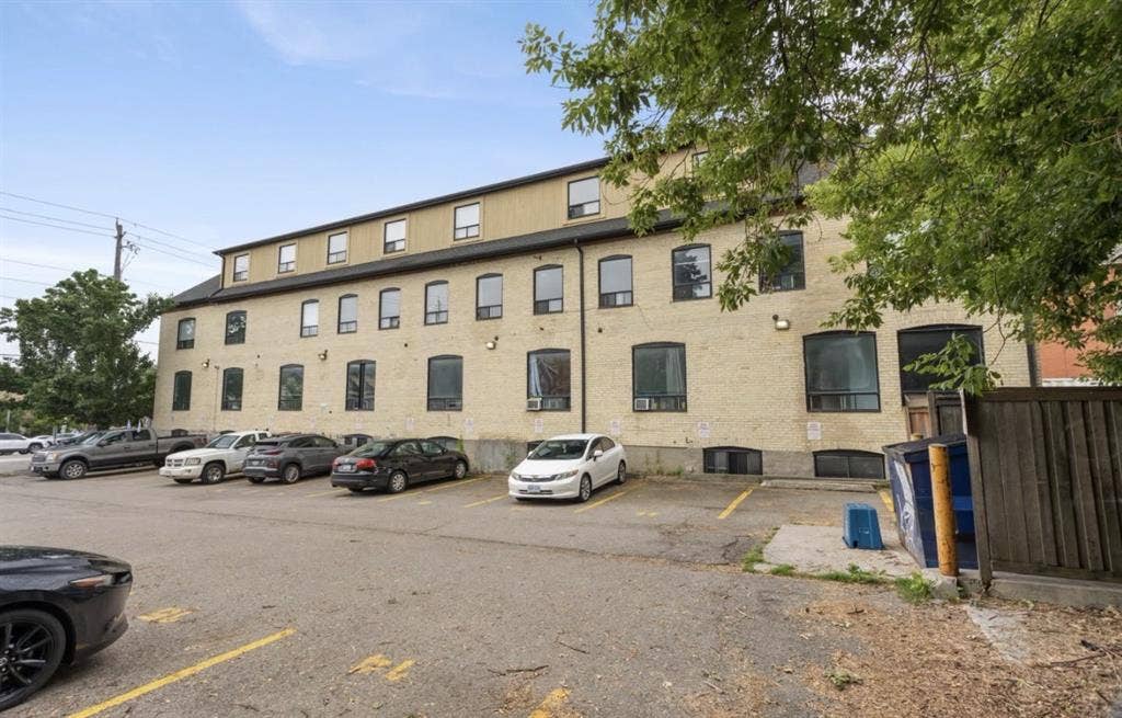 Looking for 2 roommates