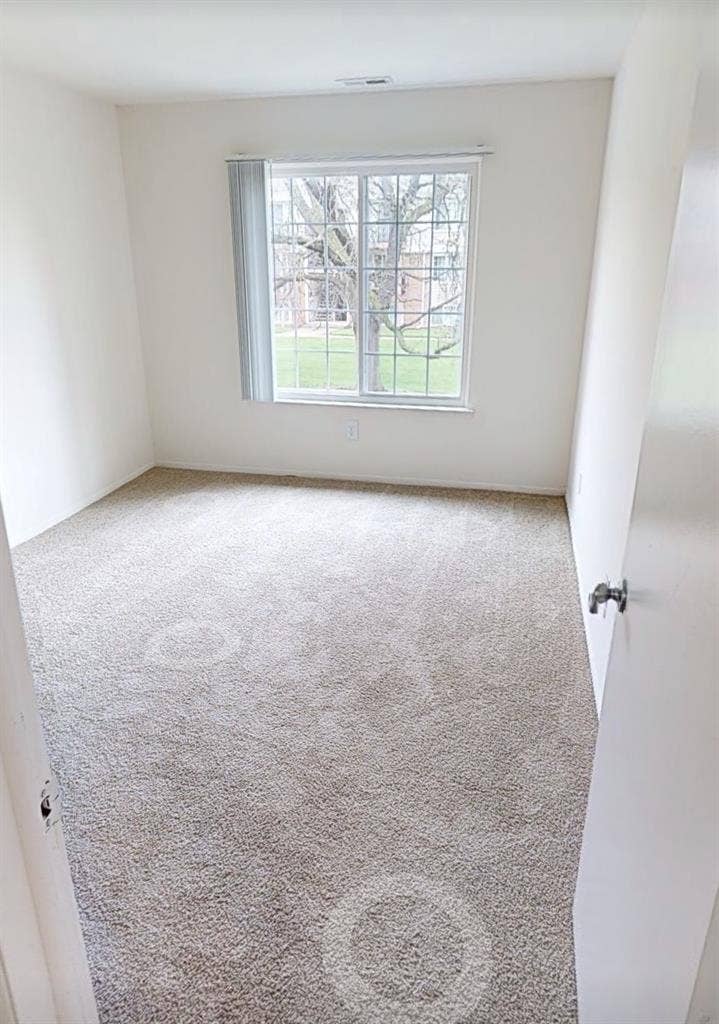 Private bathroom quiet clean apt