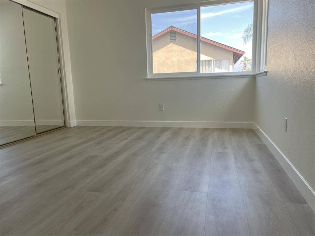 Clean, bright, spacious master bdrm