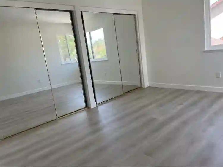 Clean, bright, spacious master bdrm