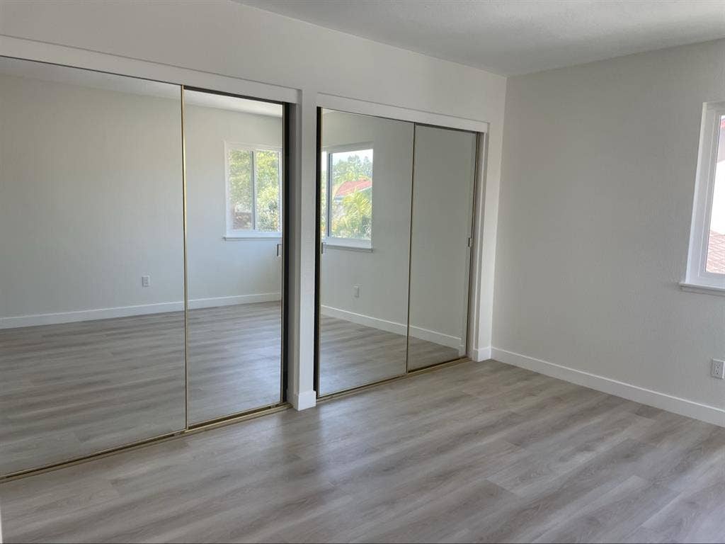 Clean, bright, spacious master bdrm