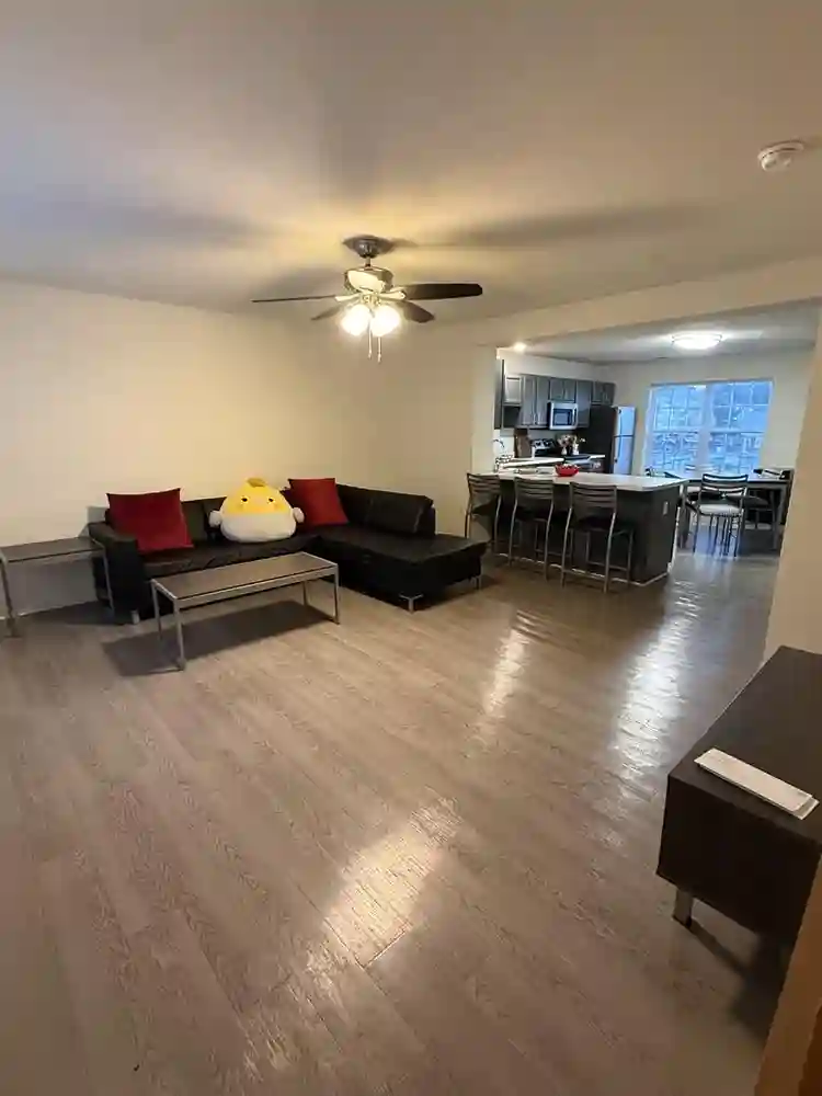 Reletting Room! 601/mo.