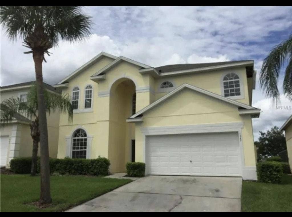 Pool home room for rent