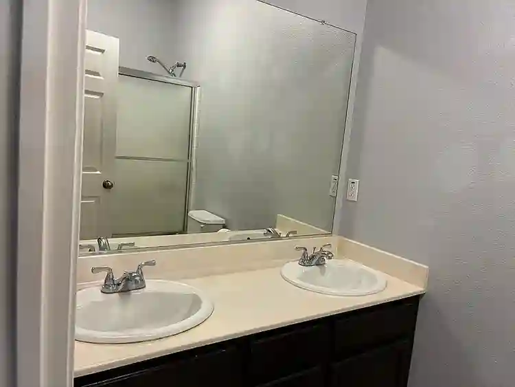 New Listing *Utilities included*